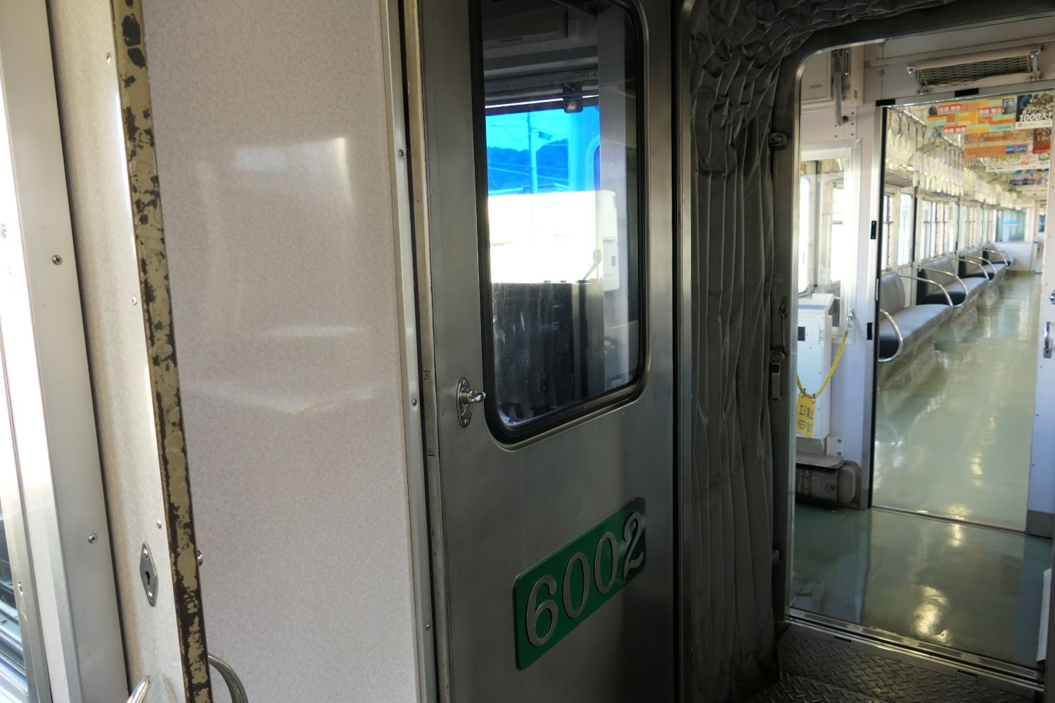 4両編成と2両編成の連結部分（記者撮影）