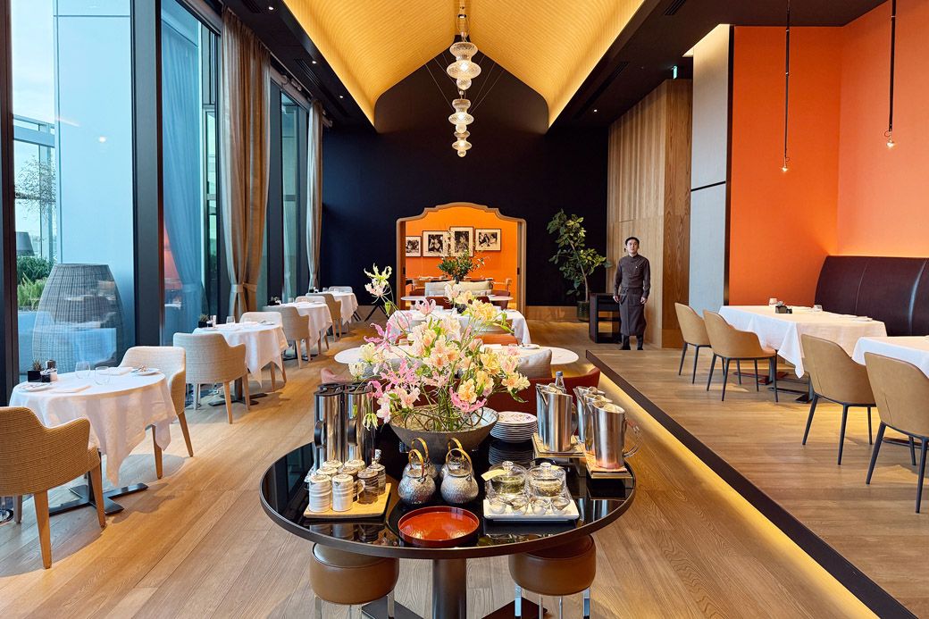 ブルガリホテル東京のレストラン、イル・リストランテ ニコ・ロミート。オレンジと黒の配色が現代的な店内（写真：筆者撮影）