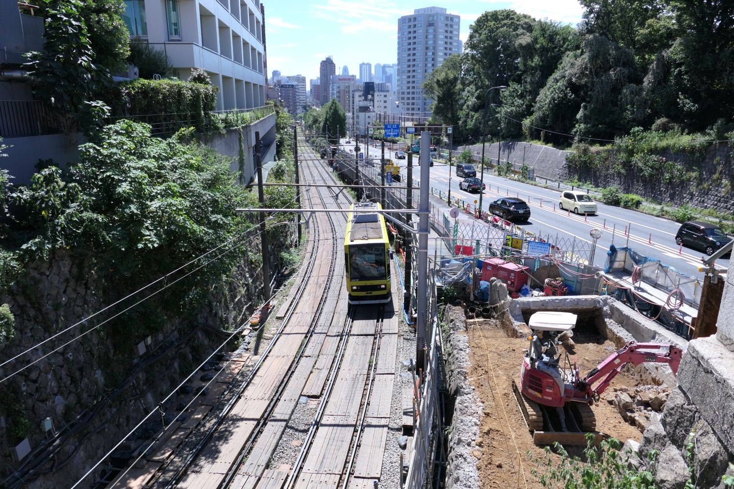 三ノ輪橋行きの電車が上ってくる（記者撮影）