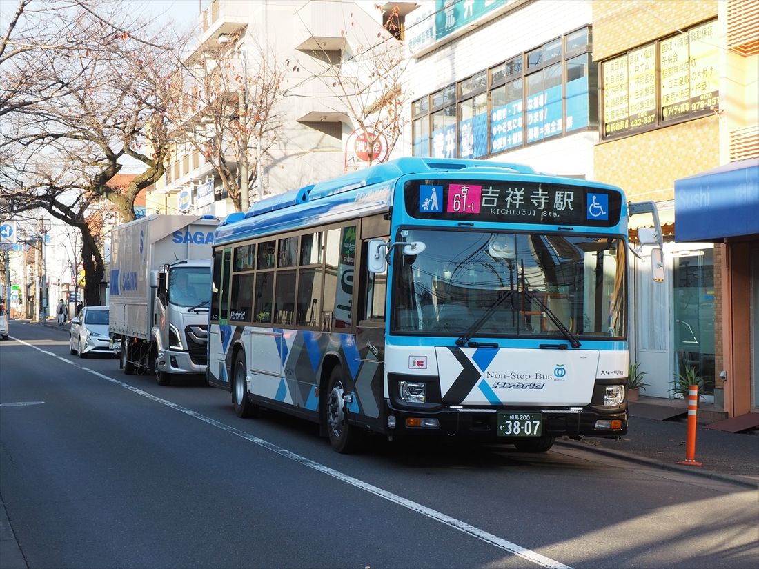 大泉学園町駅の予定地付近を走る西武バス（記者撮影）