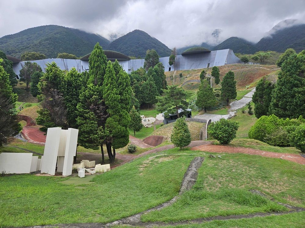 岐阜にある養老天命反転地。「楕円形のフィールド」に立つ（写真：筆者撮影）