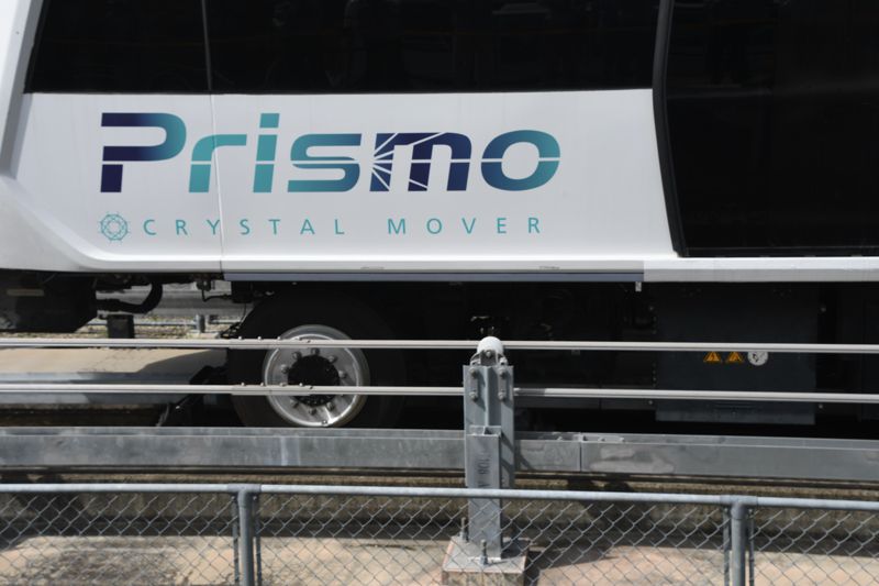 試験走行する三菱重工の新型AGT「Prismo（プリズモ）」の車両（記者撮影）