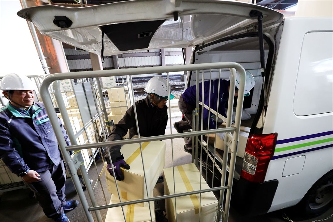 台車から荷物を下ろしてトラックへ積む作業＝2026年3月23日（撮影：尾形文繁）