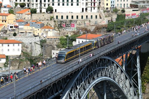 ポルトのメトロはドンルイス1世橋を渡る（筆者撮影）