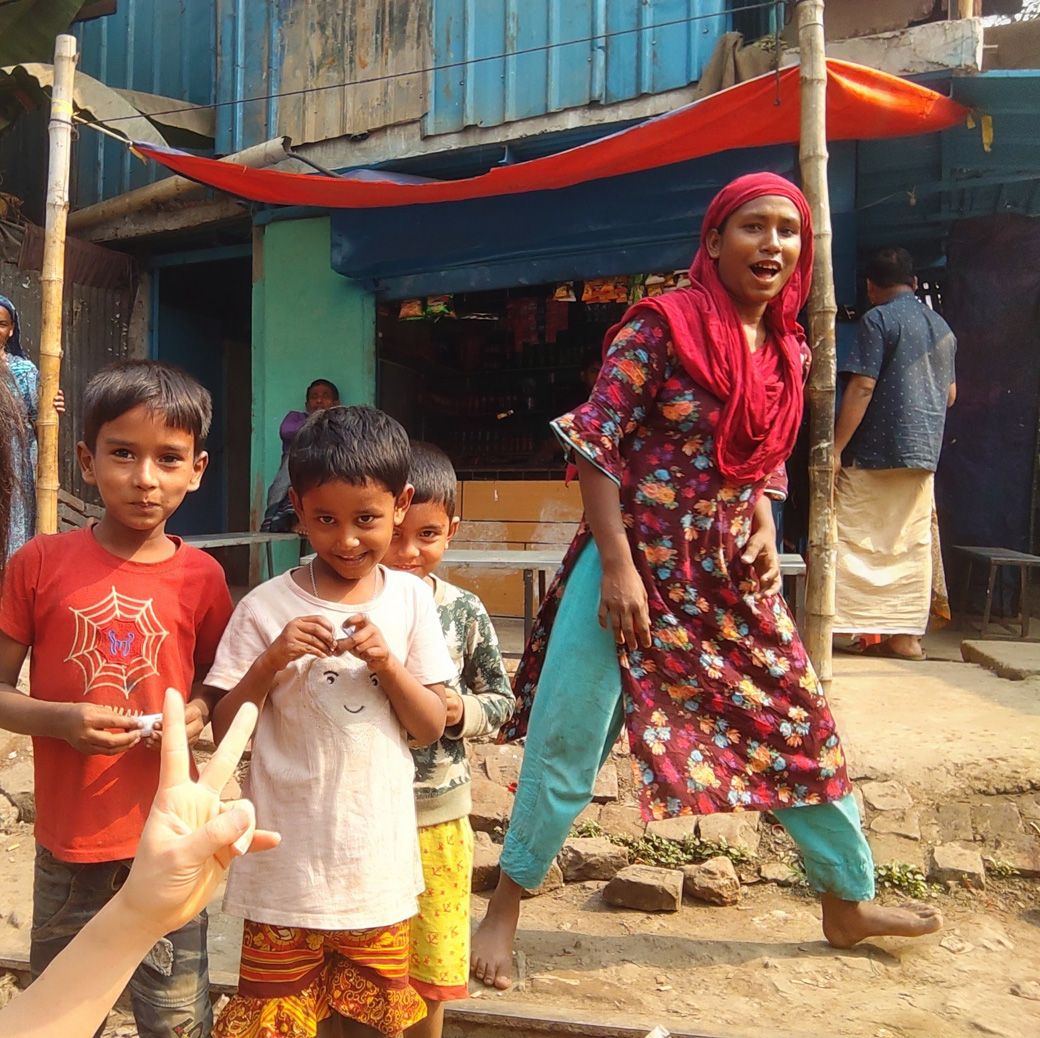 三ツ矢サイダーのキャンディを嬉しそうに食べるバングラデシュの子供たち。ちなみにお母さんにも渡しました（筆者撮影）