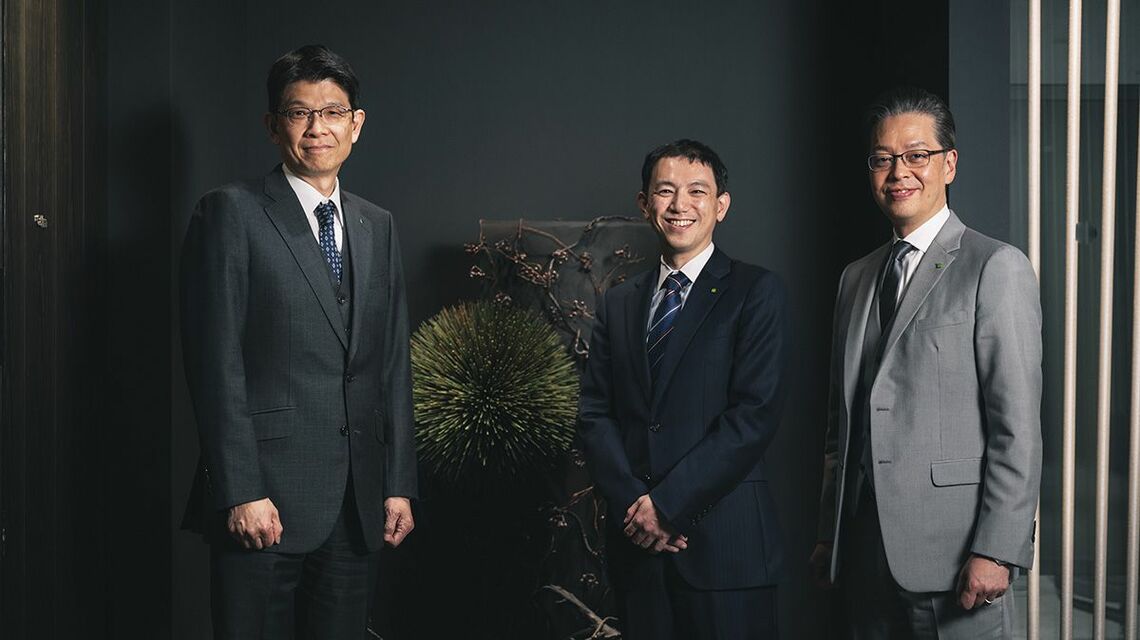 取材後の集合写真。左から日立製作所 加藤知巳氏、デロイト トーマツ グループ 近藤 泰彦氏、デロイト トーマツ グループ 長川 知太郎氏