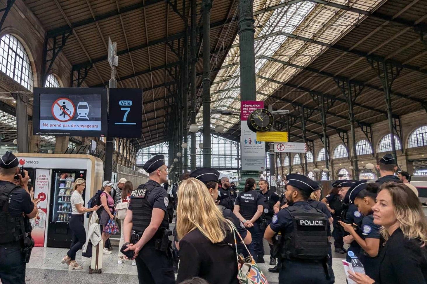 鉄道施設の破壊事件があった当日、大勢の警察官が警戒するパリ北駅＝7月26日（写真：m_sports_suki）