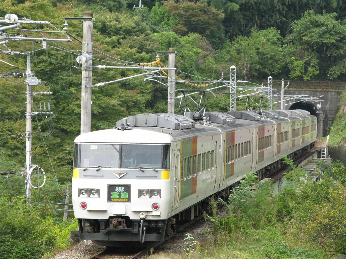 吾妻線を走る新塗装185系の特急「草津」（撮影：南正時）