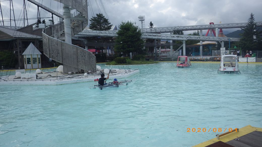 透明のカヌーに乗る（写真：中山さん提供）