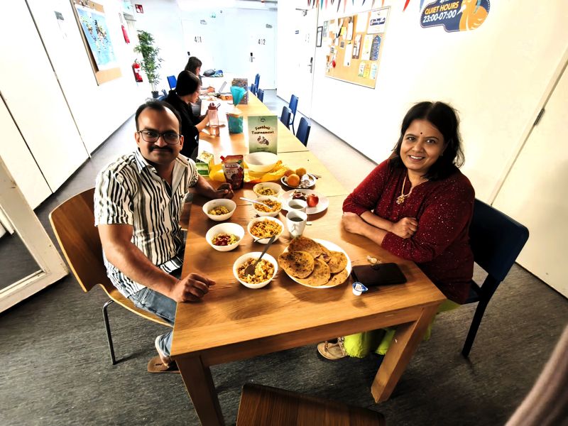 インドからの旅行者はひときわローカル色の強い料理を自炊していた（筆者撮影）