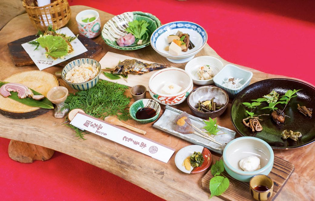 みたき園で提供されるコース料理は3種類。旬の山菜を味わう「竹」（3,600円・税込）、ヤマメ山椒味噌焼きがつく「杉」（5,500円・税込）、加えてジビエなどがつく「桧」（7,200円・税込）がある（写真は桧）（みたき園提供）