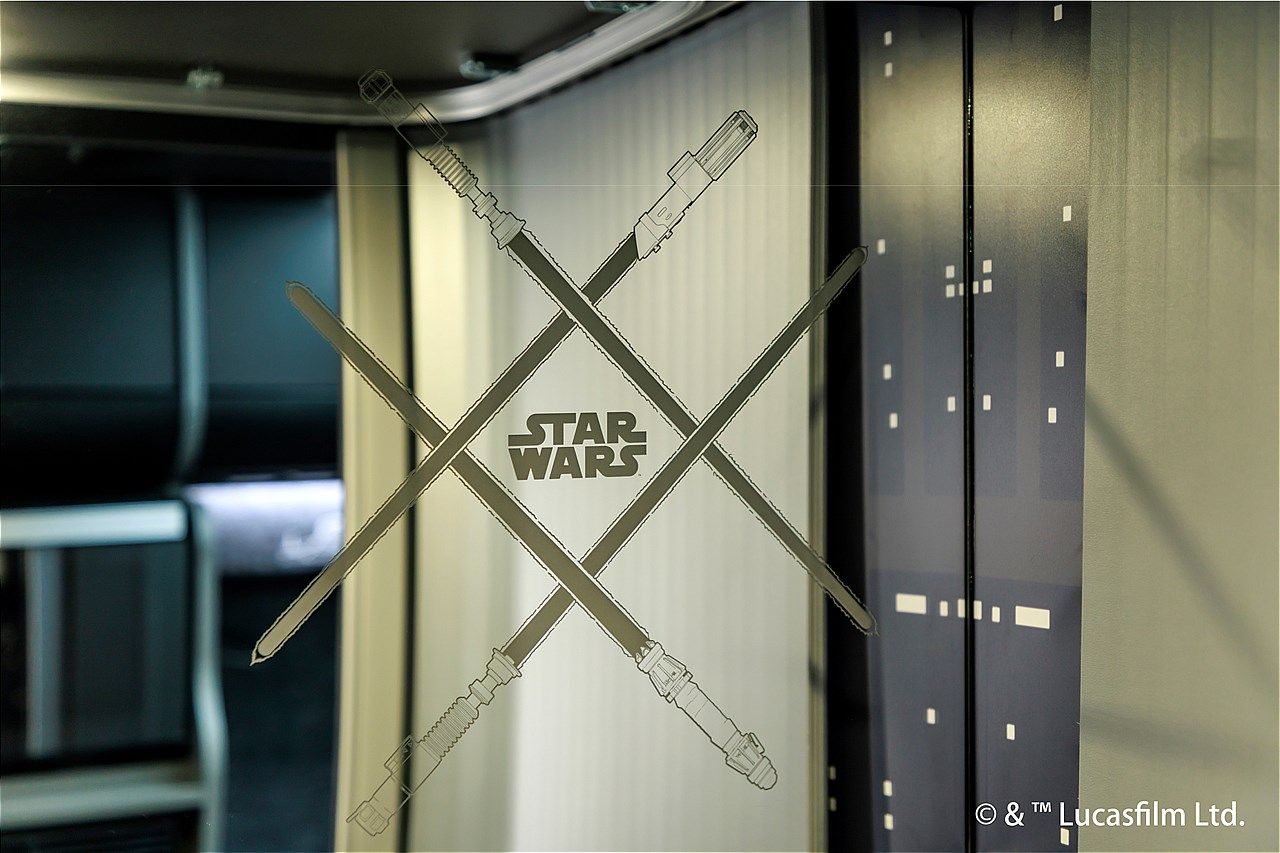 スター・ウォーズの世界観が広がるトイファクトリーのキャンピングカー「ダビンチ6.0＜スター・ウォーズ＞エディション」（写真：トイファクトリー）