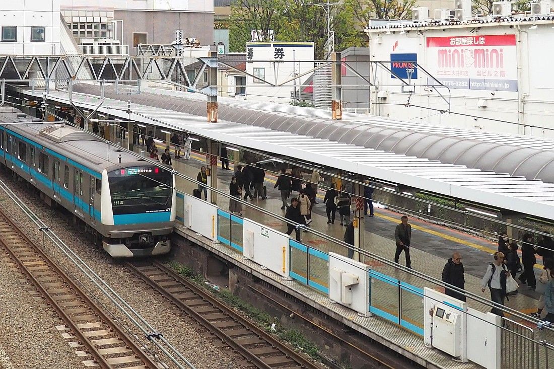 京浜東北線の駅に設置された従来型のホームドア（編集部撮影）