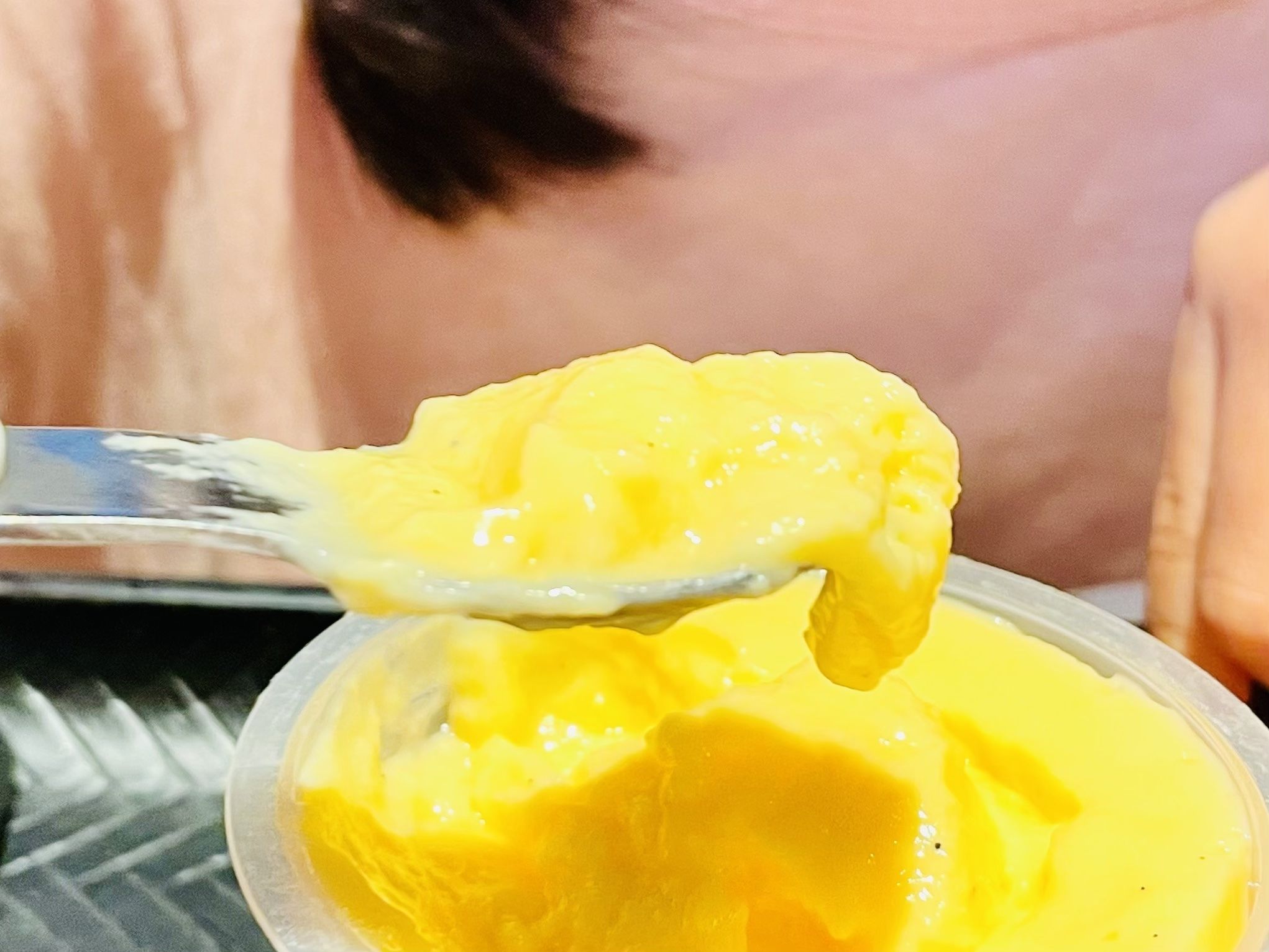 オムライスプレートだけに付いているプリン。結構本格的な味だった（筆者撮影）