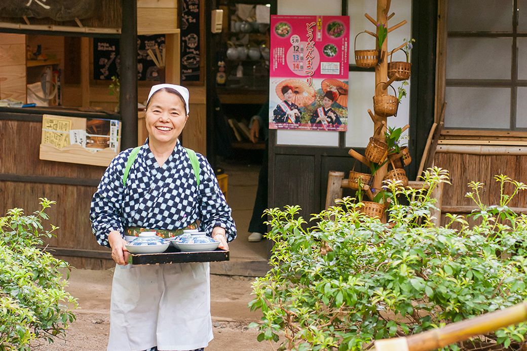 ベテランから若手まで、和気あいあいときびきびと働く姿は見ていて気持ちがいい（みたき園提供）