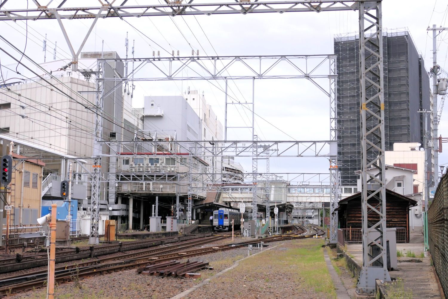 南側から見た堺東駅。付近は高架化の計画がある（記者撮影）