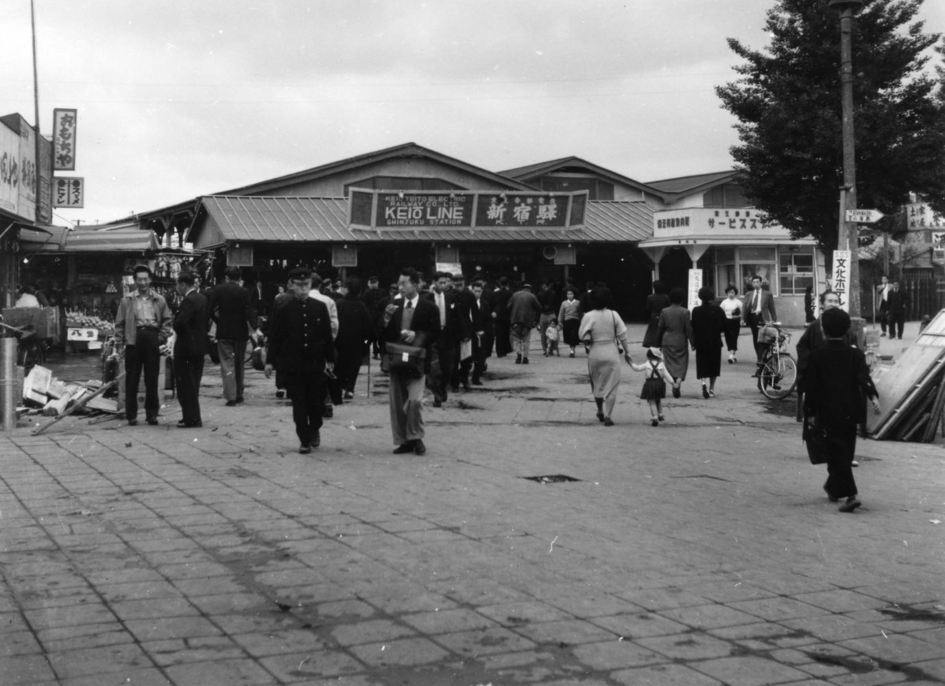 地上駅時代の新宿駅西口広場＝1953年（写真：京王電鉄）