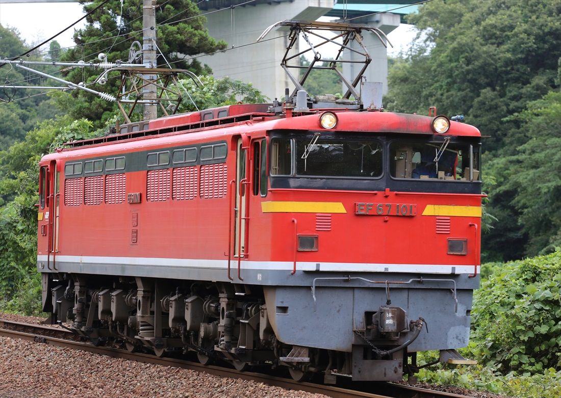 山陽本線「瀬野八越え」の貨物列車の補機として開発されたEF67形（撮影：南正時）