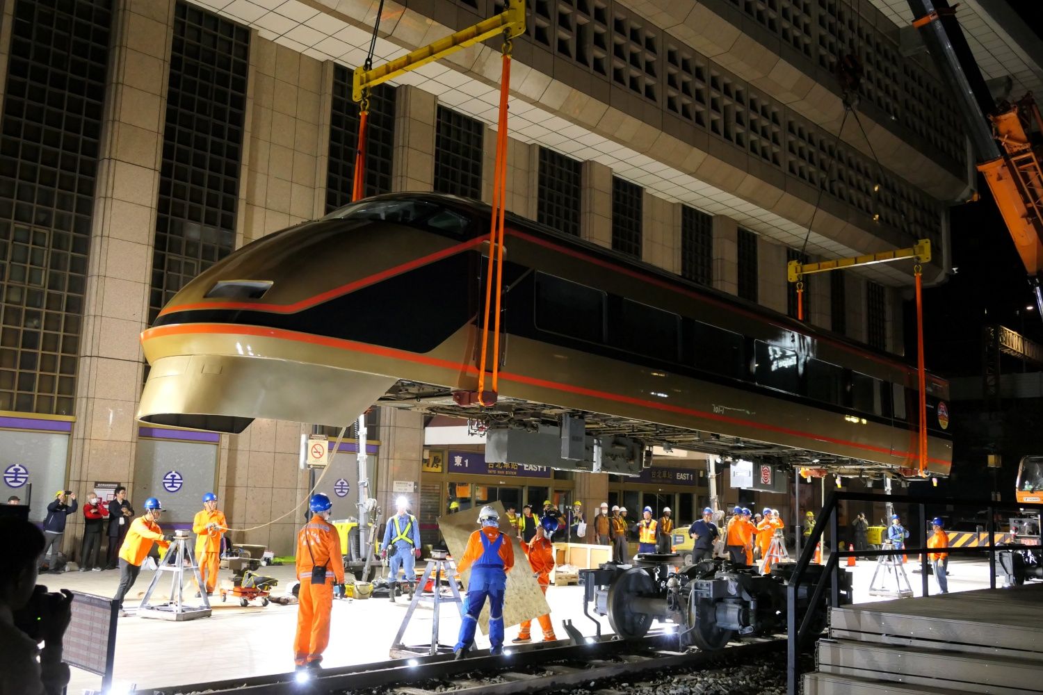 宙吊りになったスペーシアの先頭車（記者撮影）