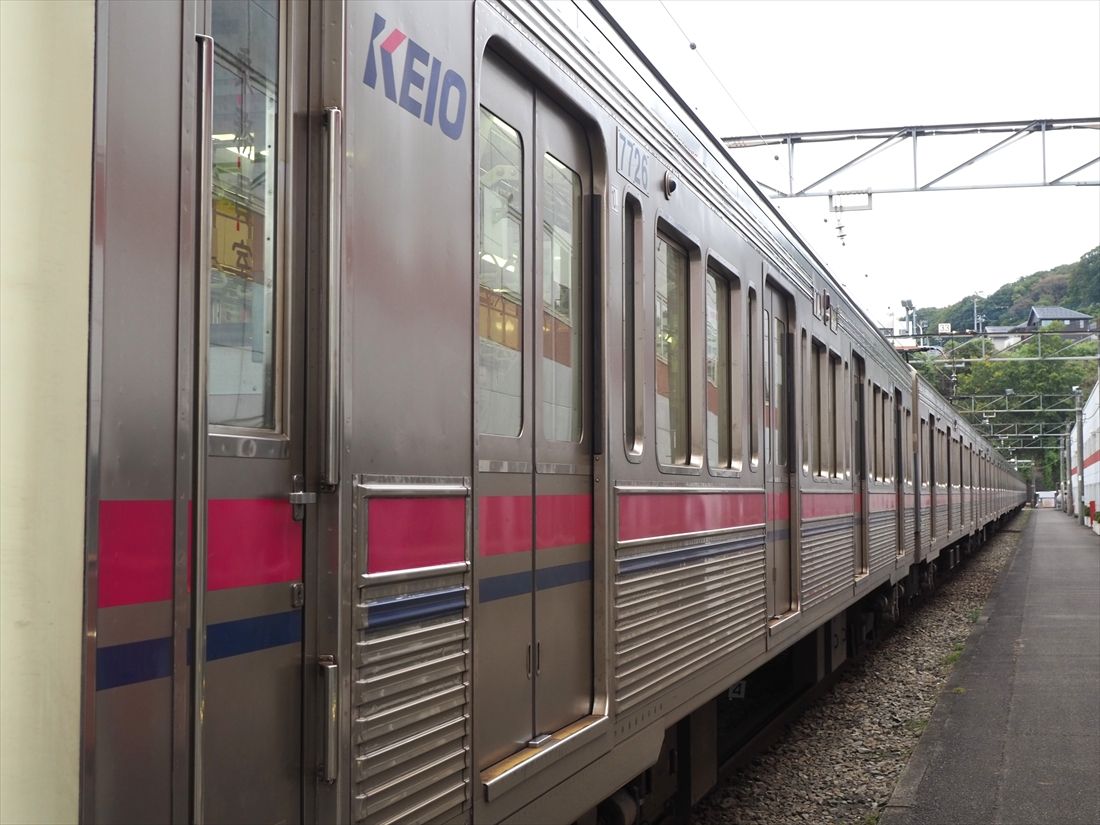 波状のコルゲートが目立つ側面（記者撮影）