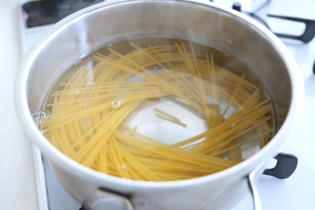 200グラムをゆでる場合、水1.5リットルに対して塩15グラムが目安です