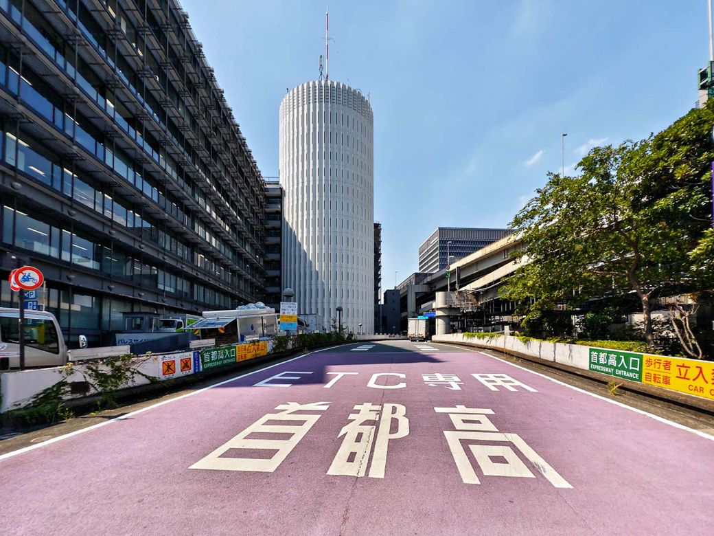 ビルの裏は首都高の入り口になっている（筆者撮影）