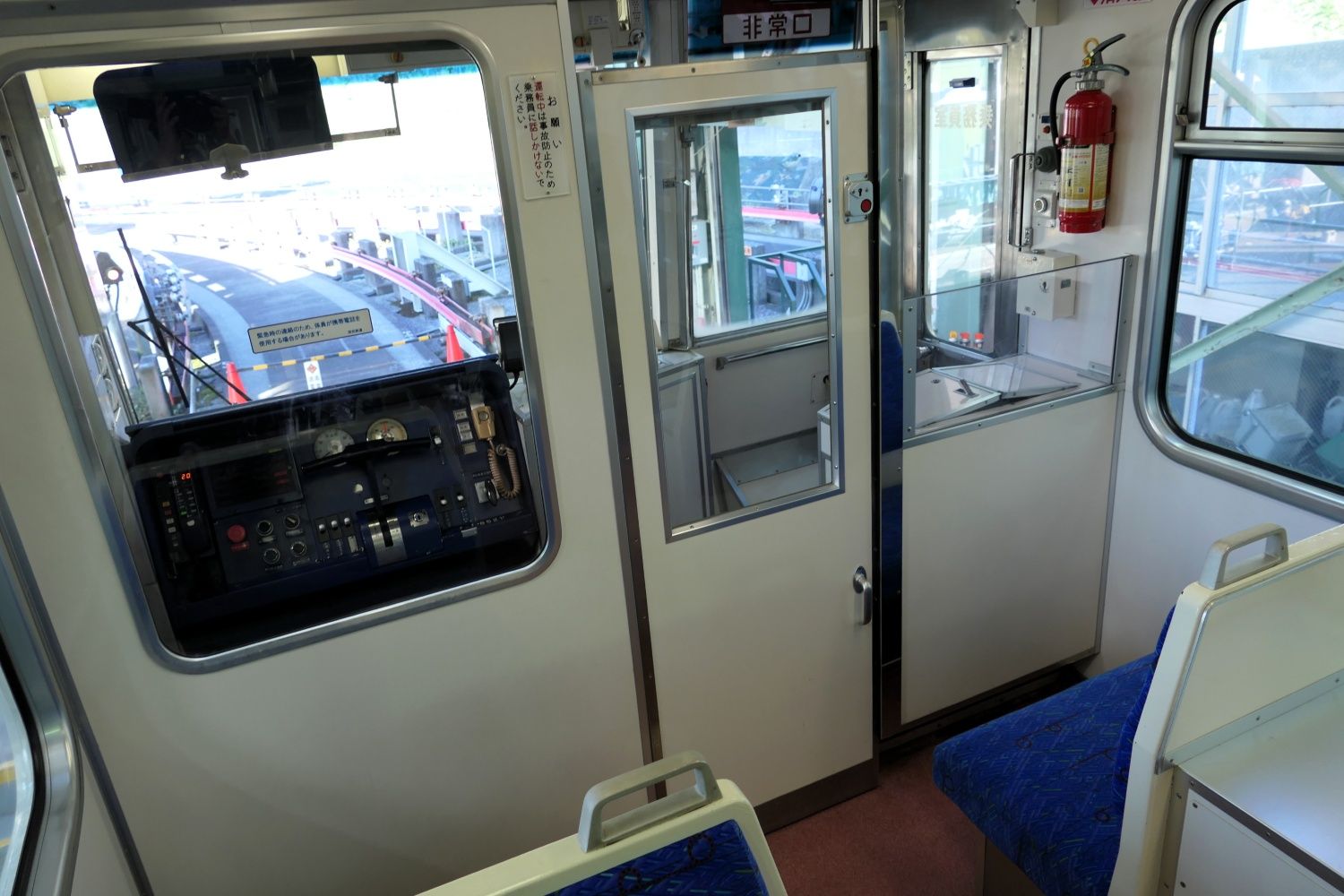 乗務員室直後の座席からは運転台がよく見える（記者撮影）