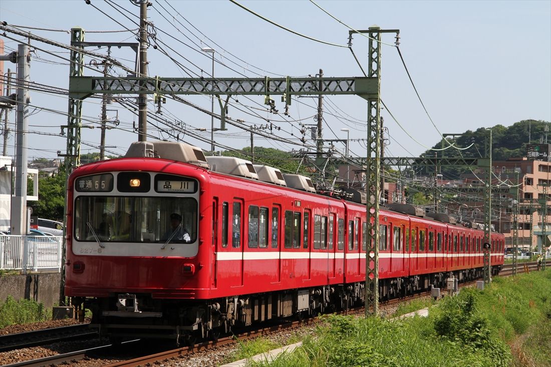 800形は2000形の登場後、窓回りが白の塗装から従来車と同じ窓下に白帯を入れた塗装に変更された（撮影：南正時）