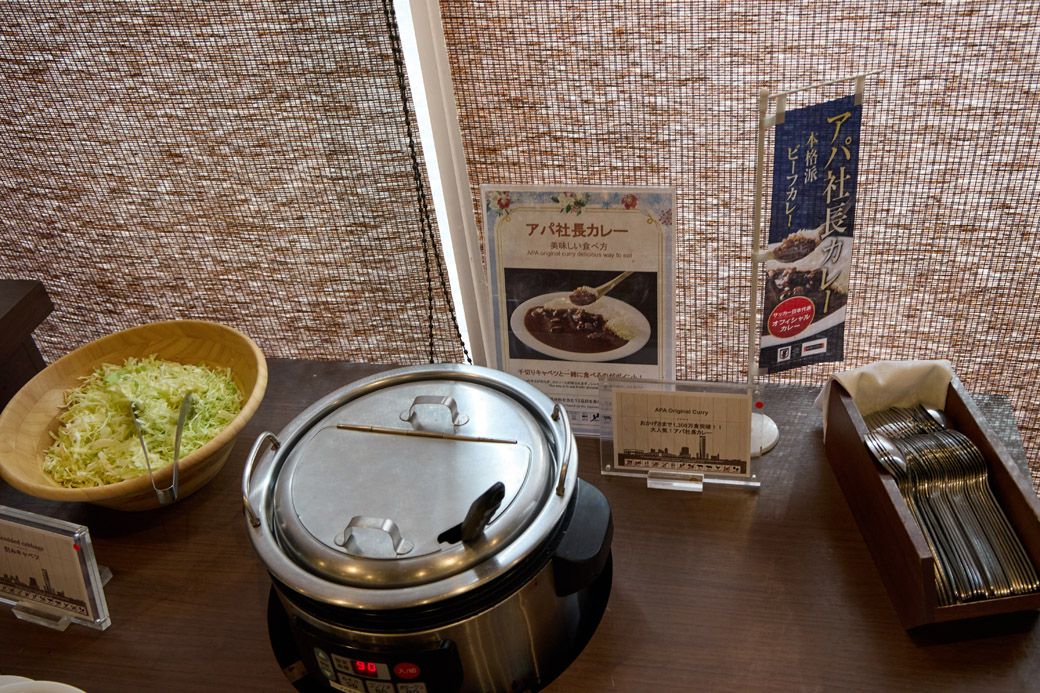 スパイスの辛さに甘味が混ざって意外とおいしいアパ社長カレー（写真：筆者撮影）