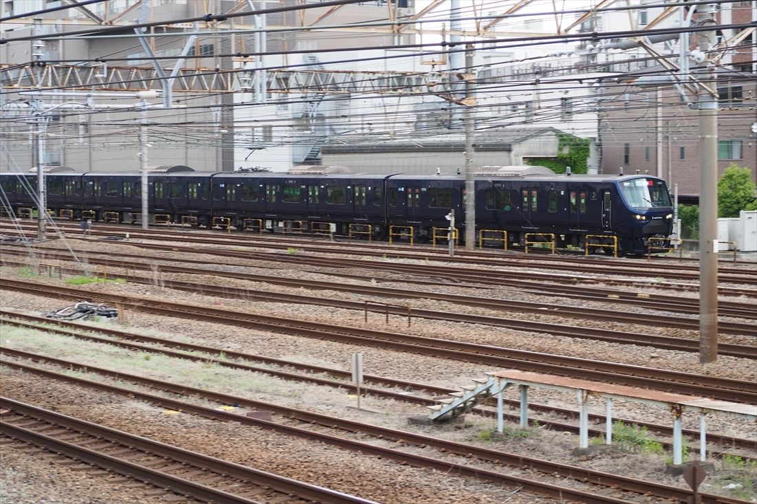 鶴見駅付近を走る相鉄・JR直通線の列車。相鉄の車両だ（記者撮影）