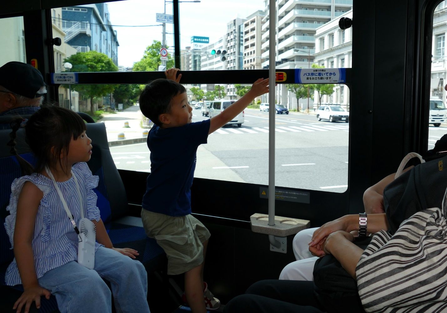 「ポートループ」の車内