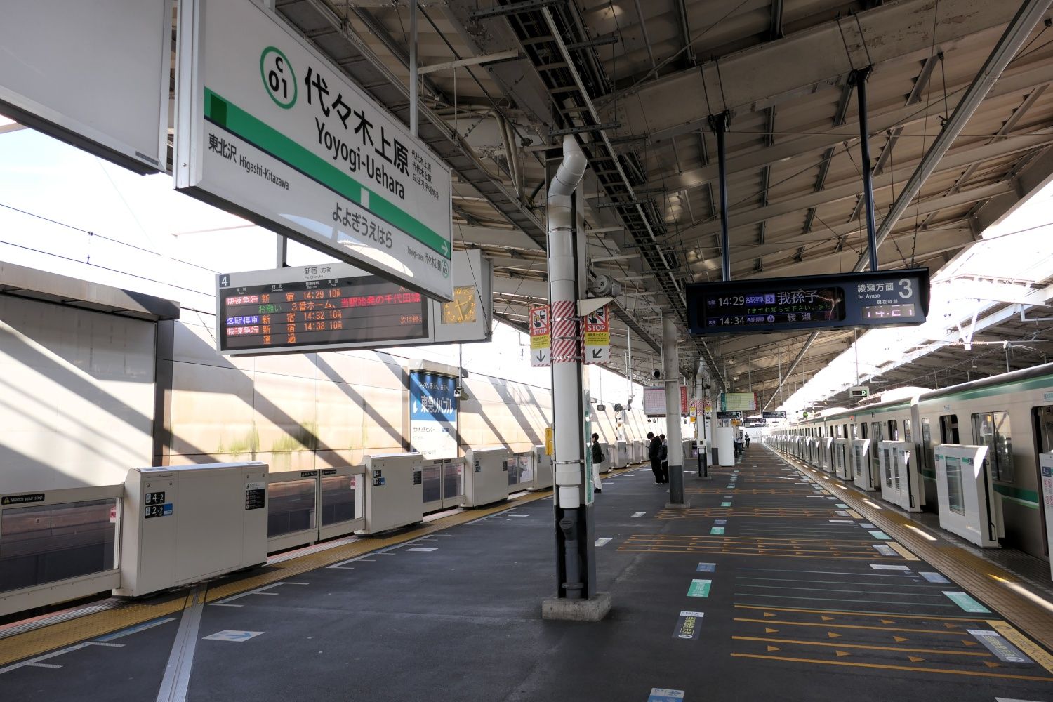 3番ホーム（右）は千代田線方面の列車が発着する（記者撮影）