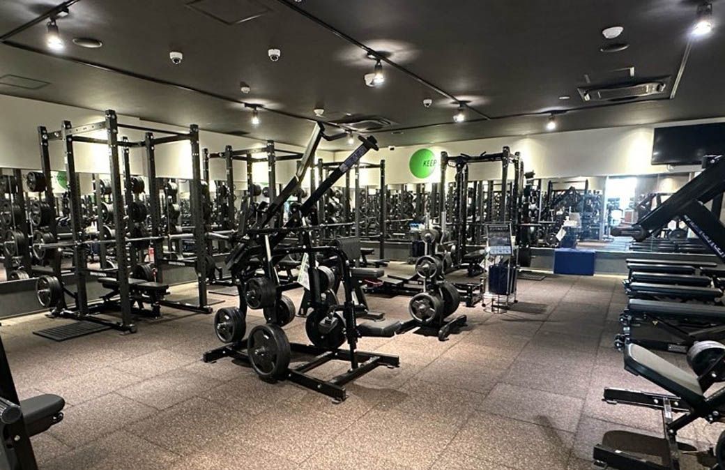24時間年中無休のセルフフィットネスジム『FiT24』。全店舗の約9割が『快活CLUB』に併設し、受付や清掃などを一本化することで投資効率の高い店舗運営を実現している。また、FiT24会員は快活CLUBのカフェやシャワーを特典利用できるなど、グループの強みを活かした独自の利便性を追求している（写真：AOKI-HD）