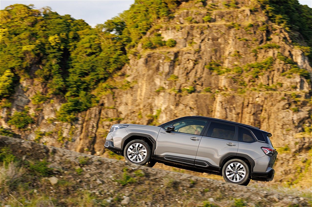 スバルの新型「フォレスター Premium S:HEV EX」（写真：SUBARU）