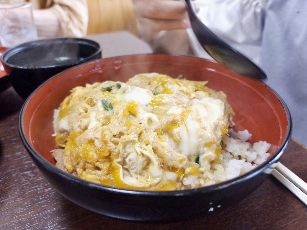 実家帰省時に井手ちゃんぽんを再訪。筆者の娘は親子丼を注文。やわらかな鶏と卵がふんわりとろとろ。親子丼も、うまい！（筆者撮影）