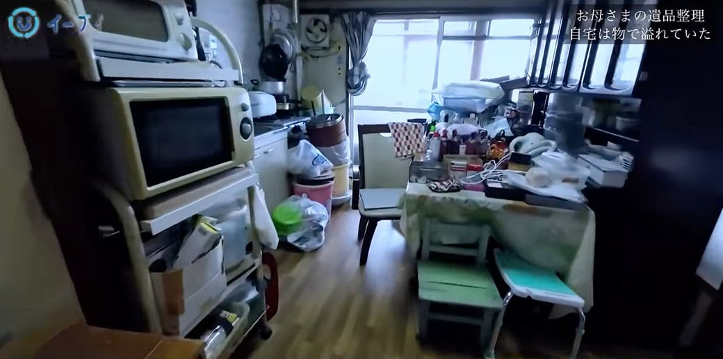テーブルの上にもモノが大量に積んである（画像：「イーブイ片付けチャンネル」より）