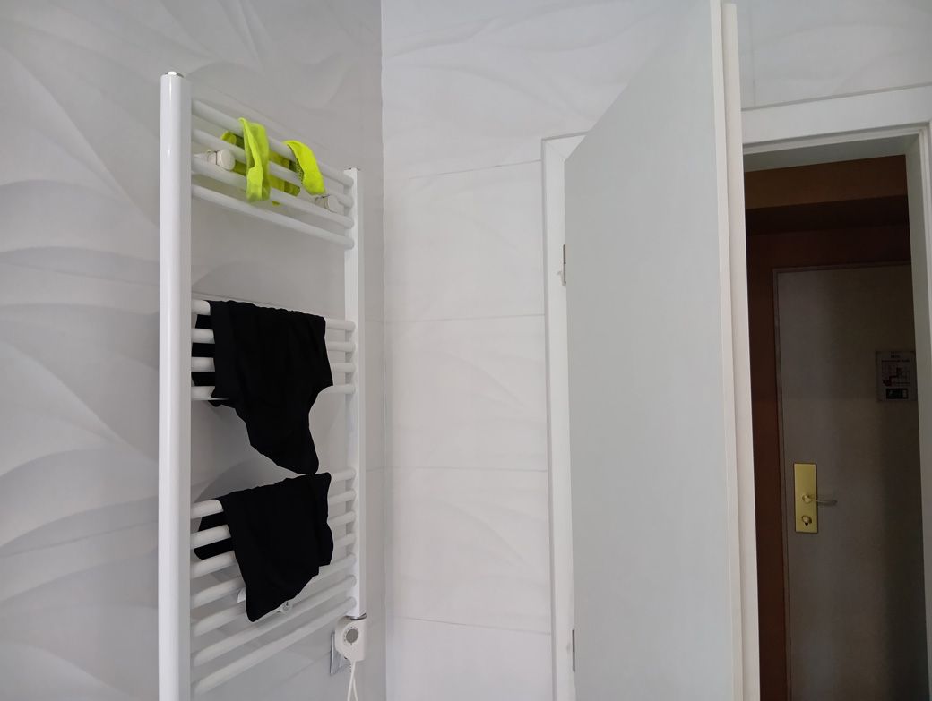チェコのホテルで洗濯物を乾かしている光景。北欧やヨーロッパでよく見かけるタイプの暖房機（白色のパイプ）に干すと、洗濯物がより早く乾くので重宝している（筆者撮影）