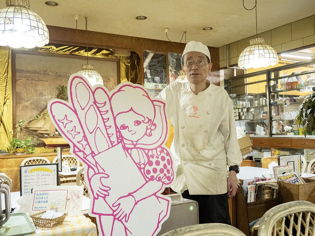 マスコットガールのリビエラちゃんのパネルと久米さん（筆者撮影）