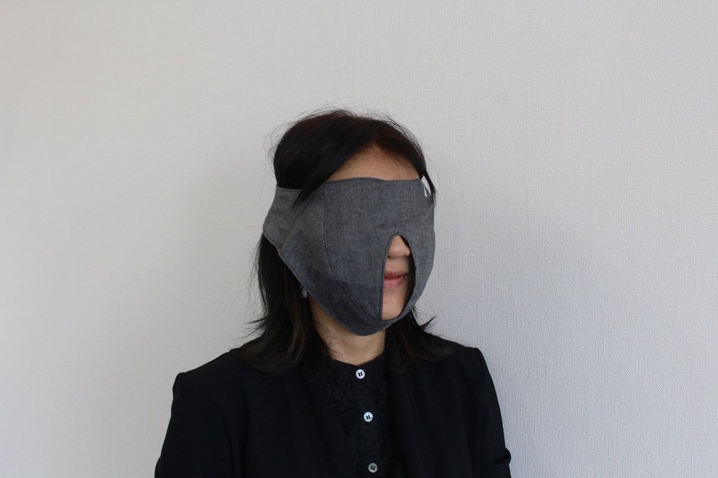 「猫になったつもり」で使用感をテスト中（写真：クロス・クローバー・ジャパン）