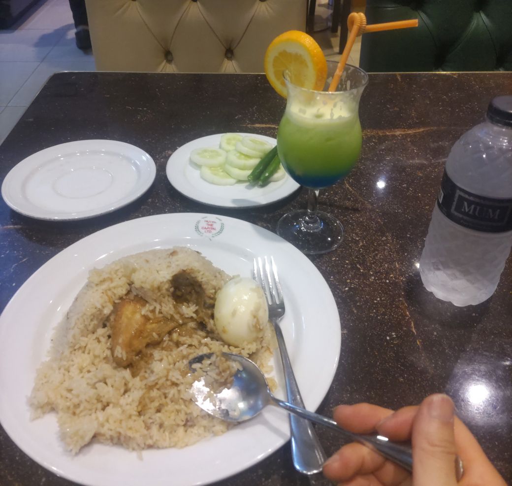 バングラデシュで食べたビリヤニ。ちなみに飲み物のカクテルには“氷”が入っており、「やべぇ。氷が溶ける前に飲まなきゃ」とスピーディーに飲み干したのだが、これはアウト？　セーフ？　よよいのよい（筆者撮影）