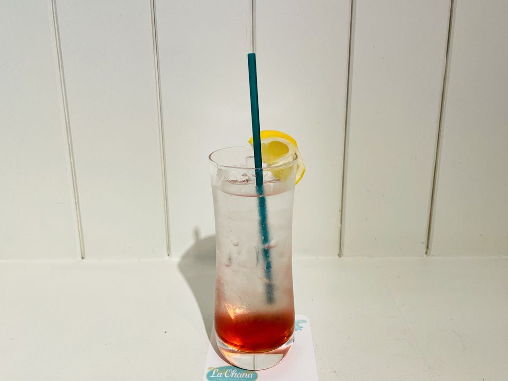 ハイビスカスパッションソーダ。飲む時は赤いシロップを混ぜて飲む（写真：筆者撮影）