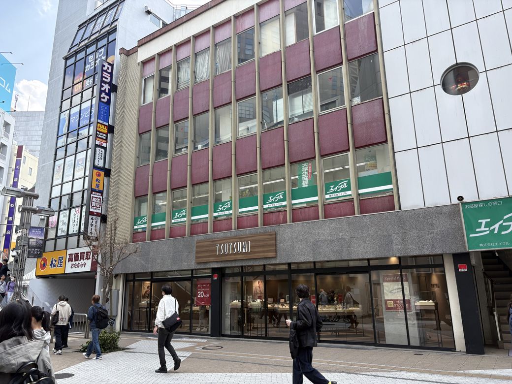 西放射線ユーロードにあるビル。宝飾店と不動産会社が同居。隣はチェーン店やカラオケと雑多なストリートだ（写真：筆者撮影）