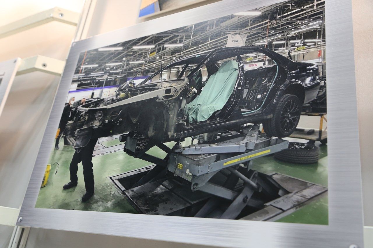 トヨタモビリティ神奈川（会社名：神奈川トヨタ自動車）でレストア作業中のチェイサー ツアラーVに関連した写真（筆者撮影）
