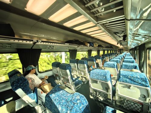 XPTは回転クロスシート、日本の特急列車に酷似（筆者撮影）