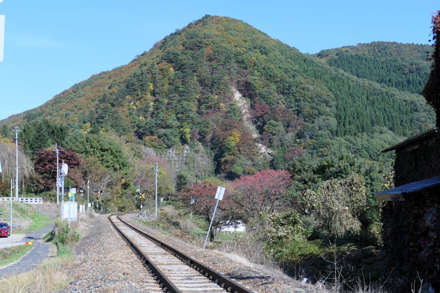 非電化の単線が旅情をそそる北上線（記者撮影）