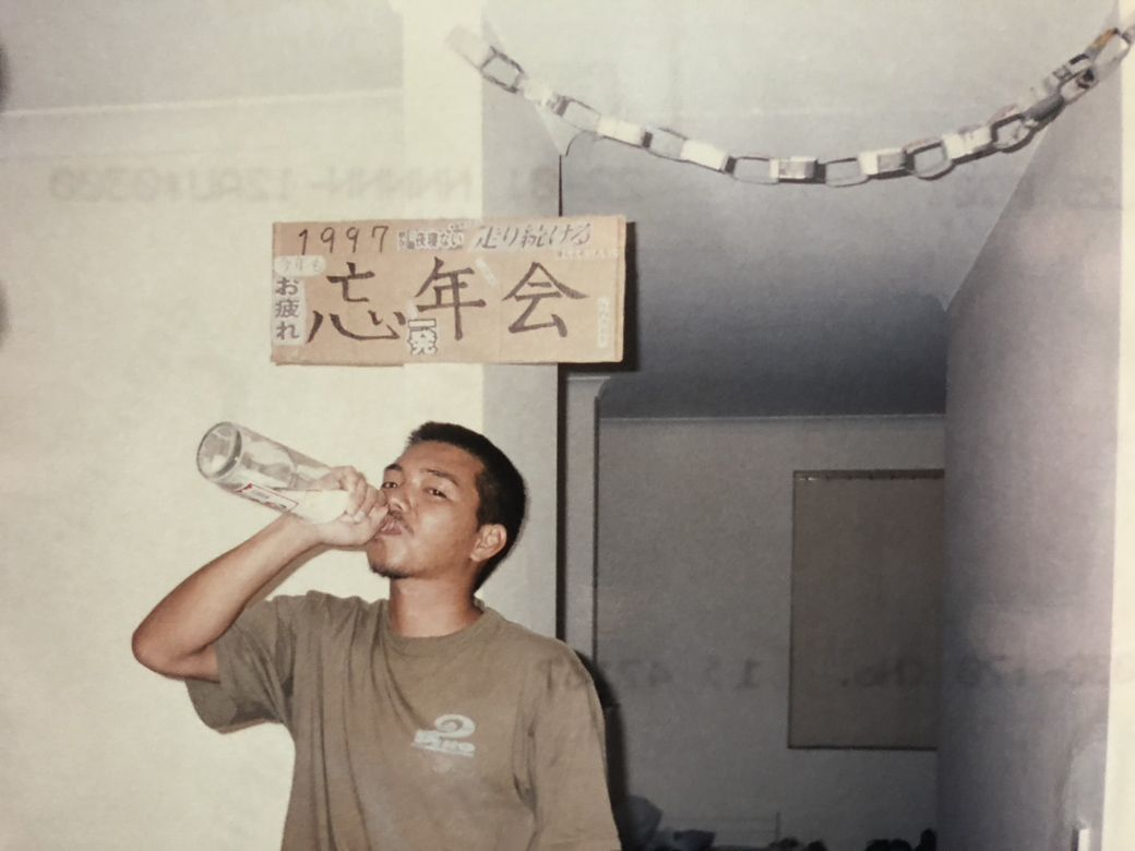 オーストラリア留学時代、忘年会での一気飲み風（写真:ベンビー提供）