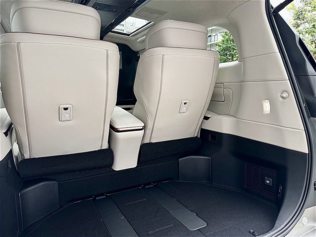 2025年8月1日に一部改良版が発売されたレクサス「LM」（筆者撮影）