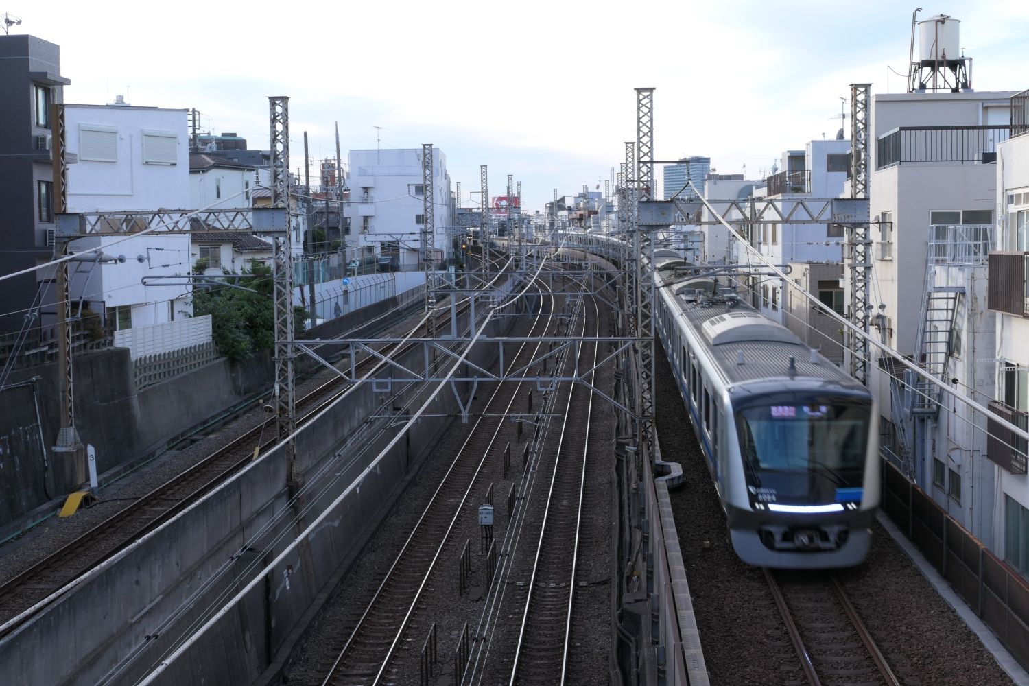 代々木上原―代々木八幡間（画面奥が代々木上原）。新宿方面へ走る小田急線の列車（記者撮影）