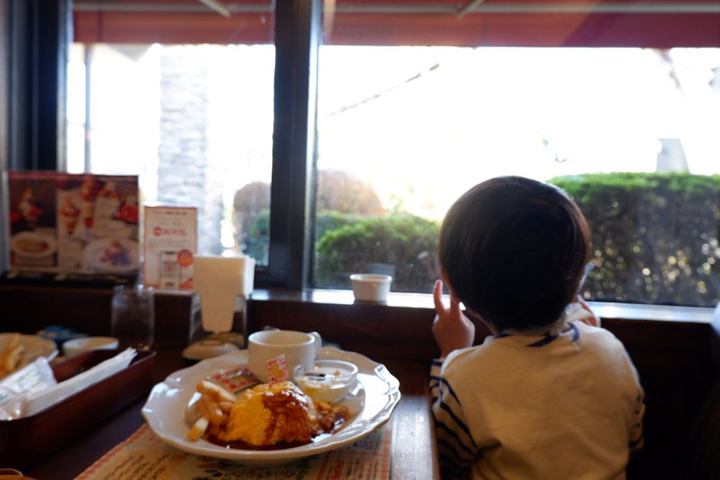 ロイヤルホスト鎌倉山店にて。好物が揃ったおこさまプレートに加え、モノレールも拝める窓からの景色にご満悦の息子（写真：筆者撮影）