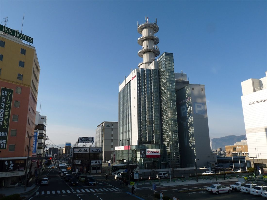 JR山形駅東口の南側にあるNTTドコモ山形ビル。ここに蔵王高速電鉄の山形駅が設けられるはずだった（筆者撮影）